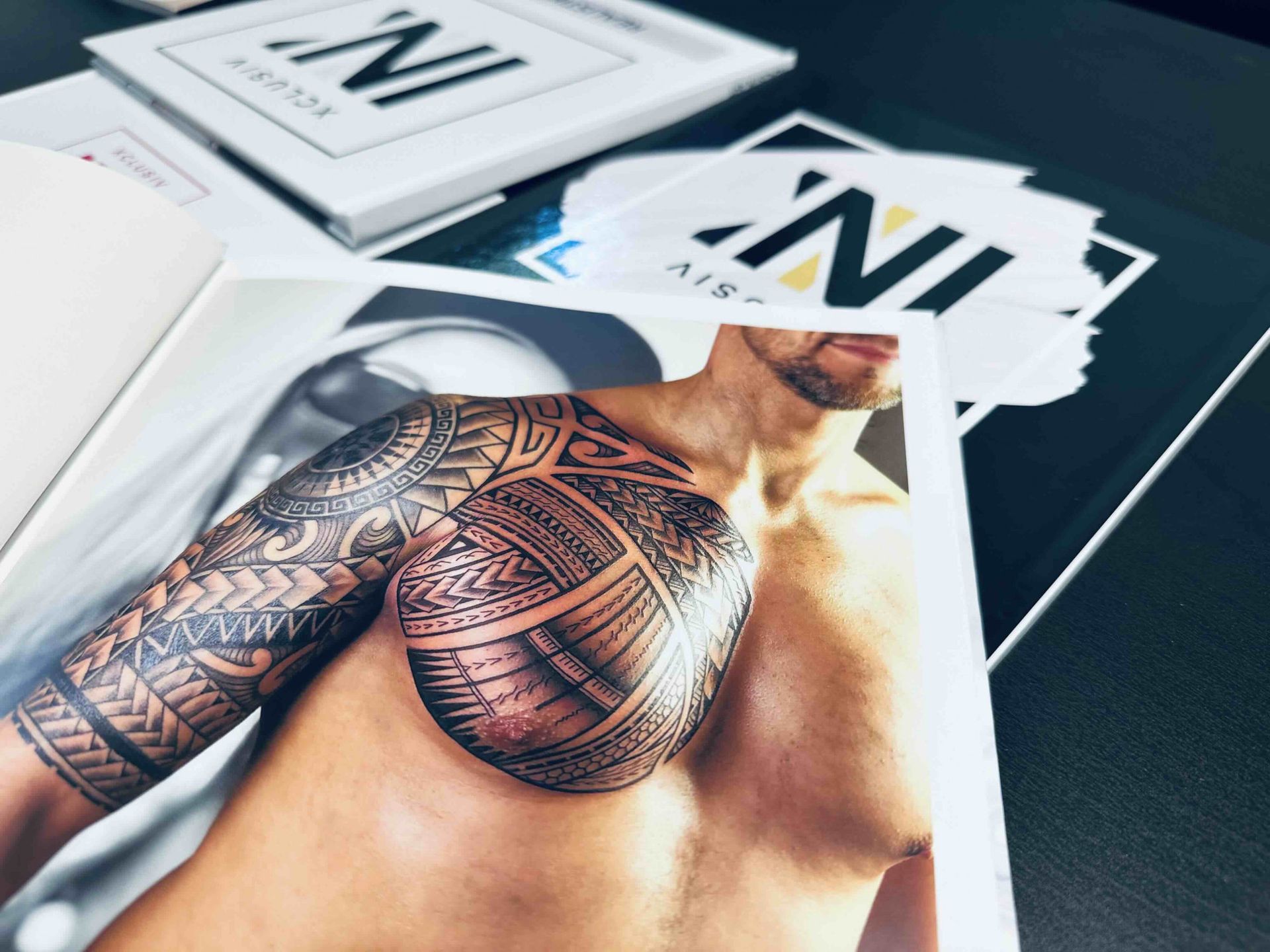 Aufgeschlagenes Tattoo-Magazin liegt auf einem Tisch