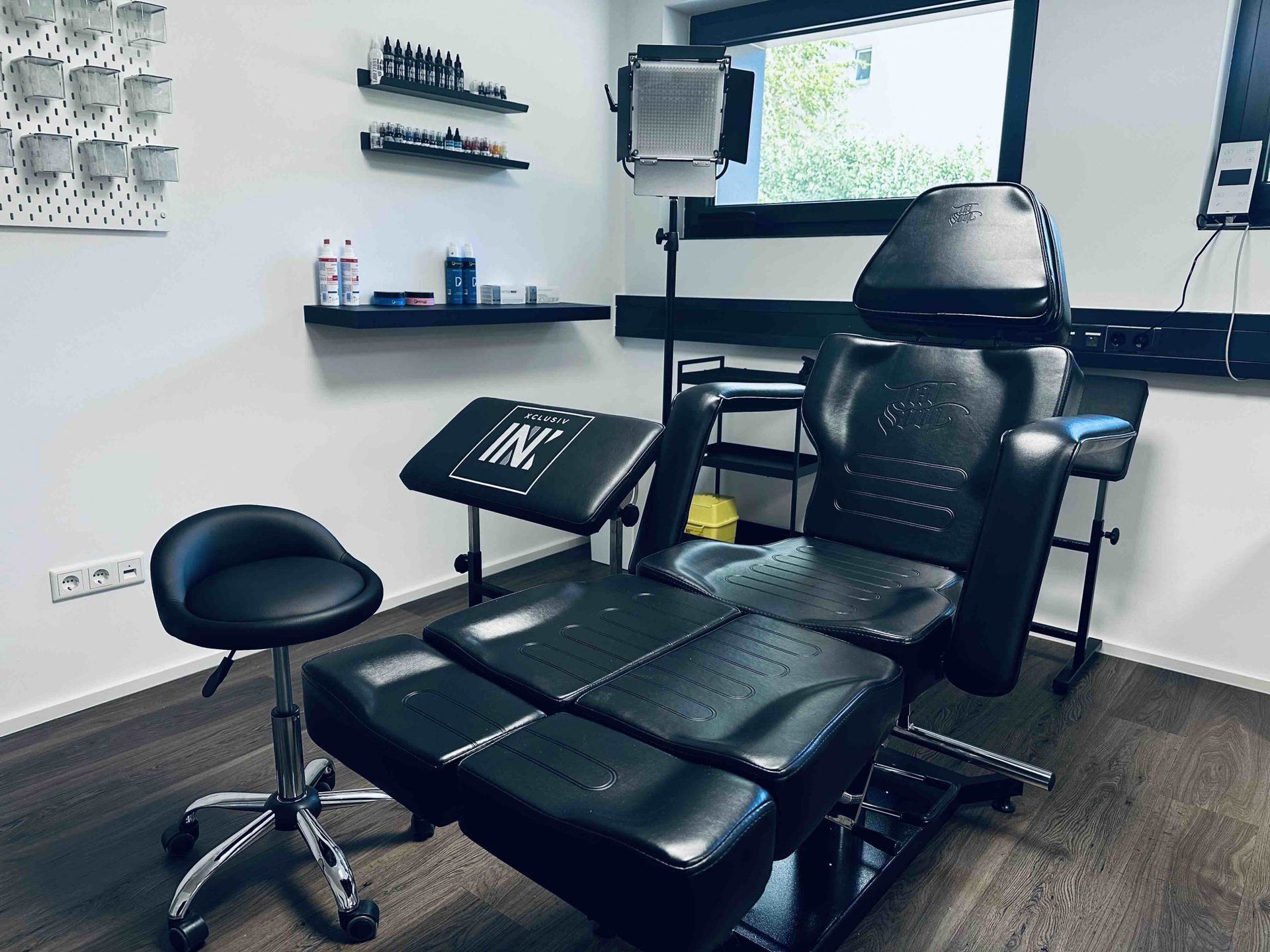 schwarze Tattooliege und Hocker