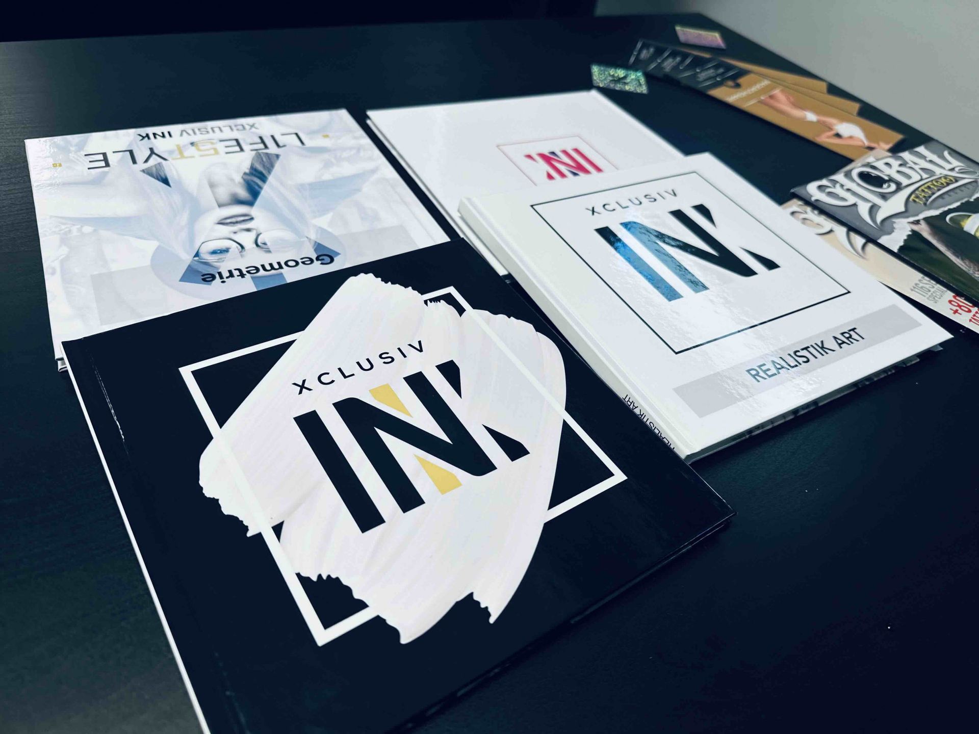 ein schwarzer Tisch mit verschiedenen Magazinen