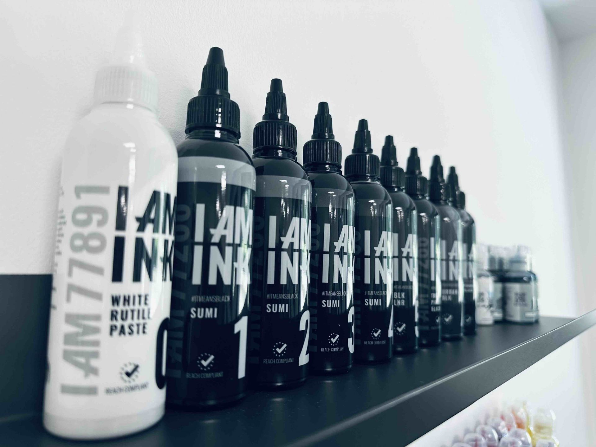 ein Regal mit aufgereihter Tattoofarbe