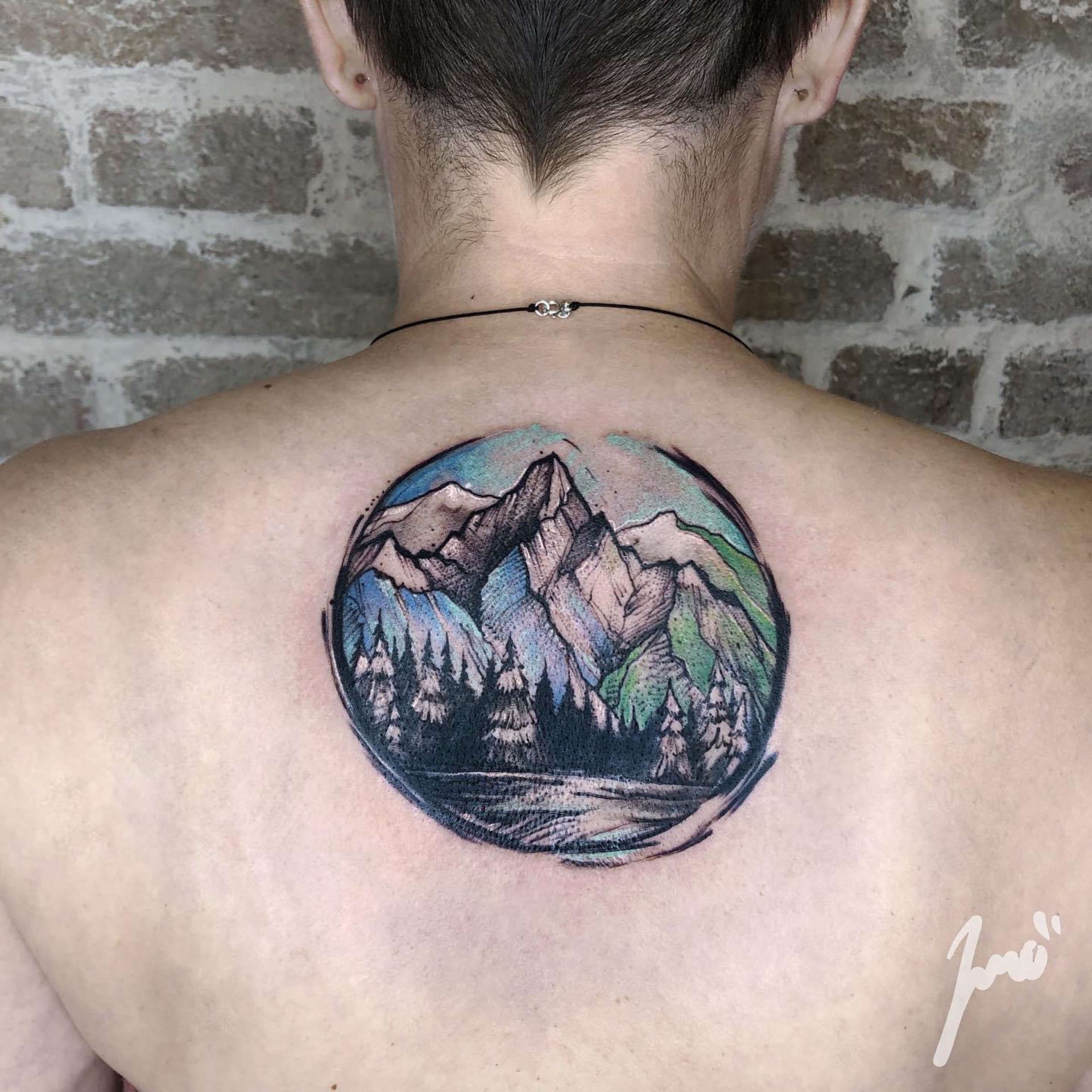 Tattoo Aquarelltechnik Schulter Berglandschaft