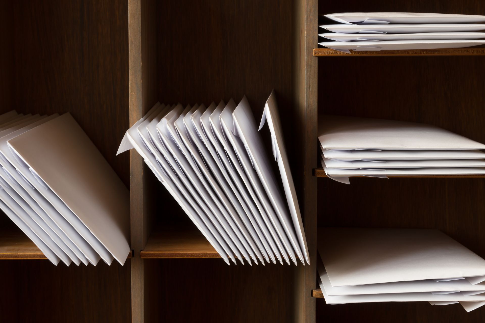 Des étagères en bois remplies de dossiers et de documents blancs soigneusement empilés