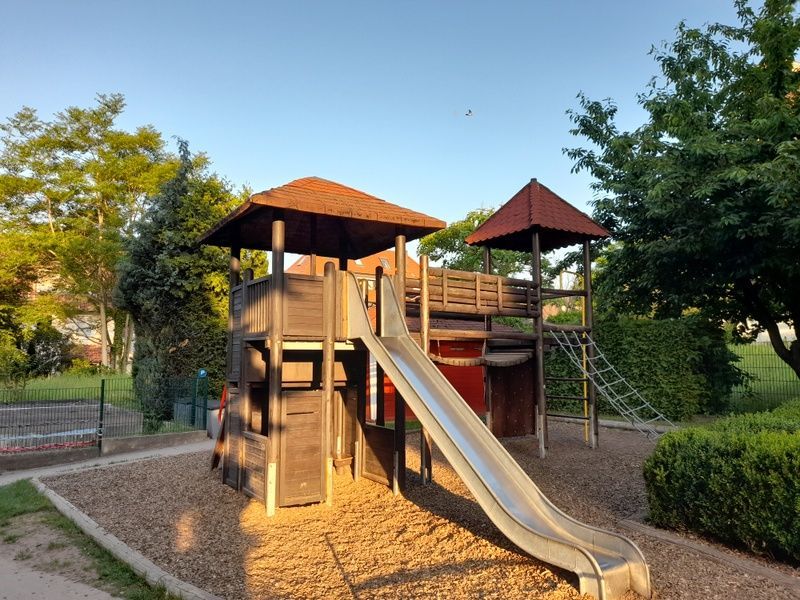 Klettergerüst mit Rutsche der Kita St. Elisabeth