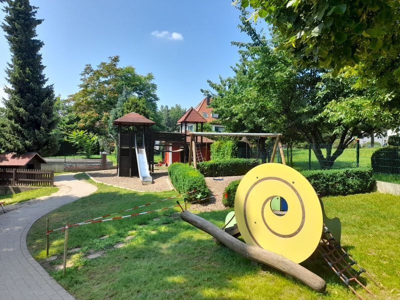 Garten und Spielplatz mit Klettergerüsten der Kita St. Elisabeth