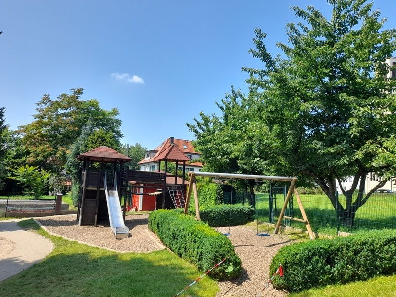 Garten mit Klettergerüst und Schaukeln der Kita St. Elisabeth
