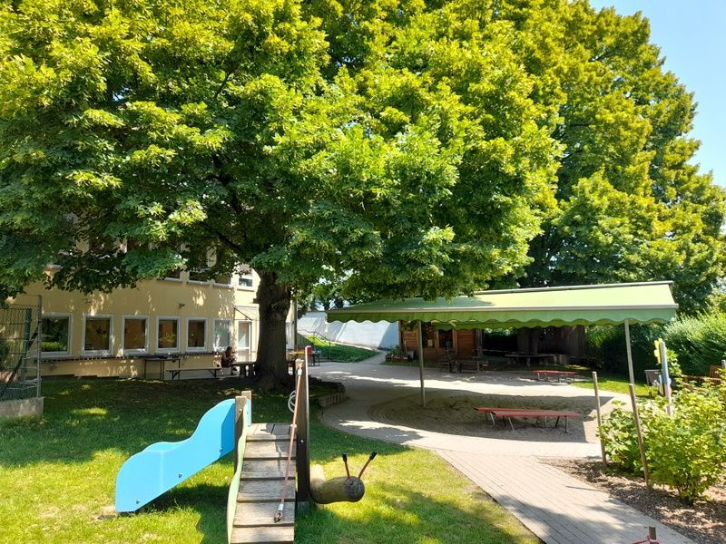 Garten mit Pavillon und Sandkasten der Kita St. Elisabeth