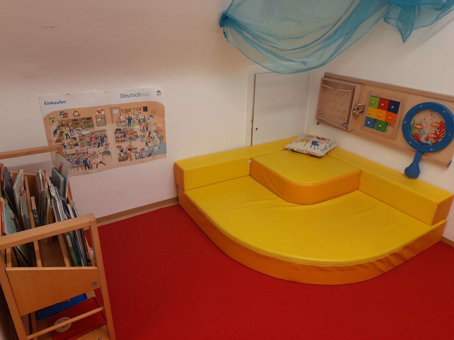 Sitzecke mit Büchern der Mäusegruppe in der Kita St. Elisabeth