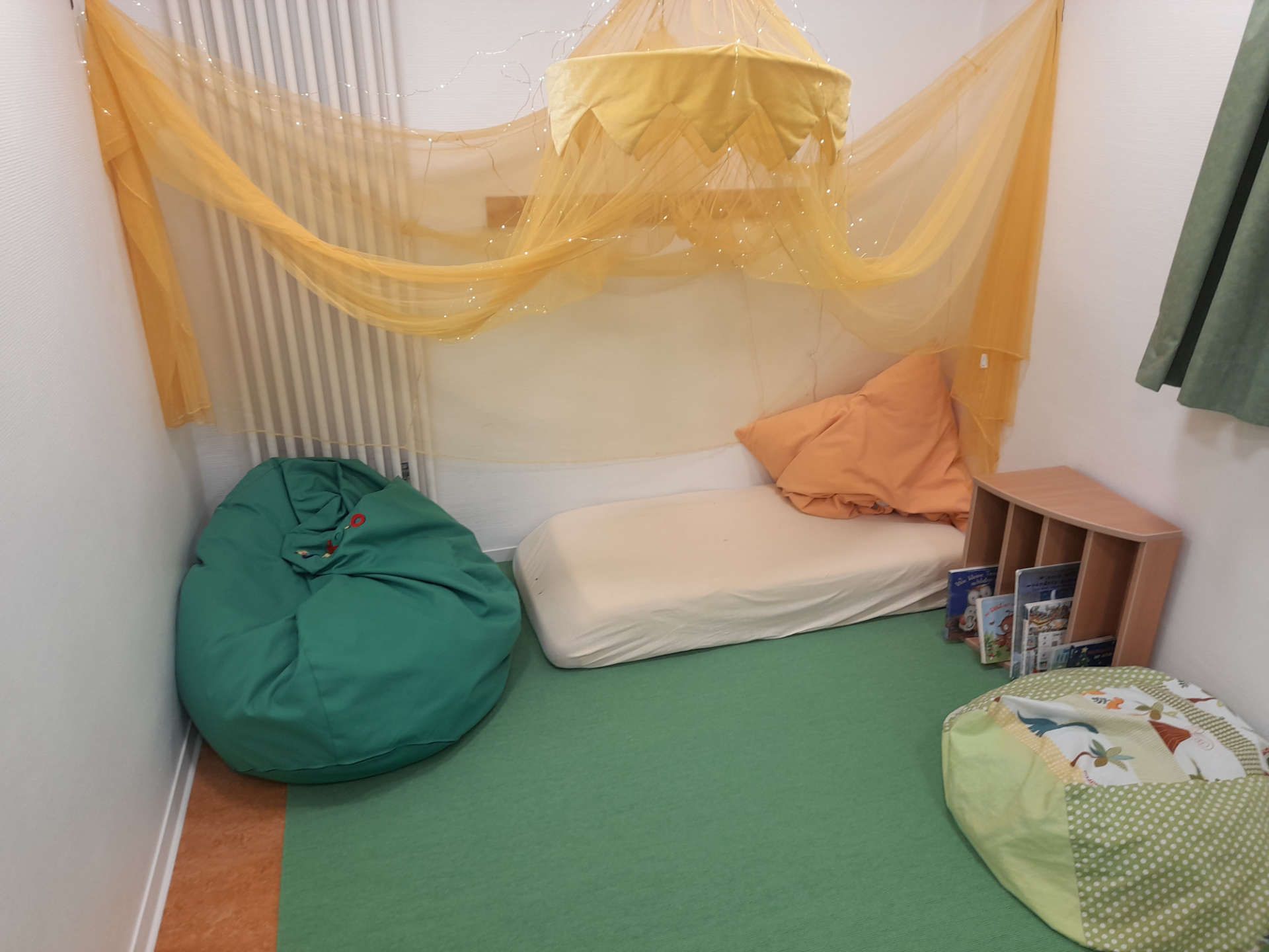 Sitzecke mit Büchern zum Vorlesen in der Käfergruppe der Krippe St. Elisabeth