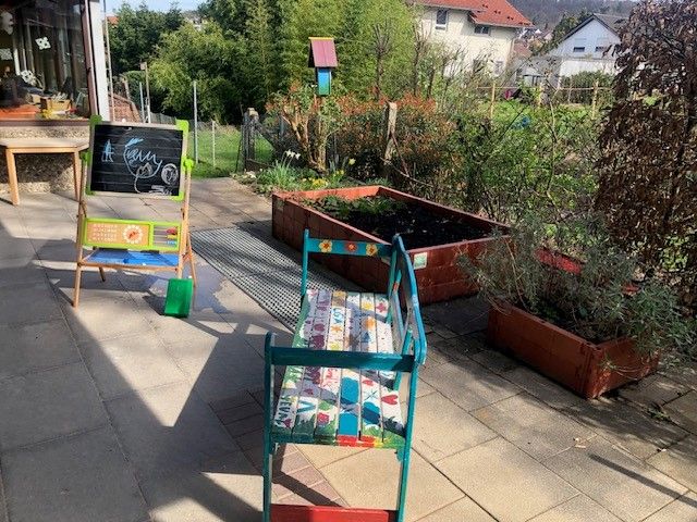 Gartenbeete und Sitzecke der Kita St. Christophorus