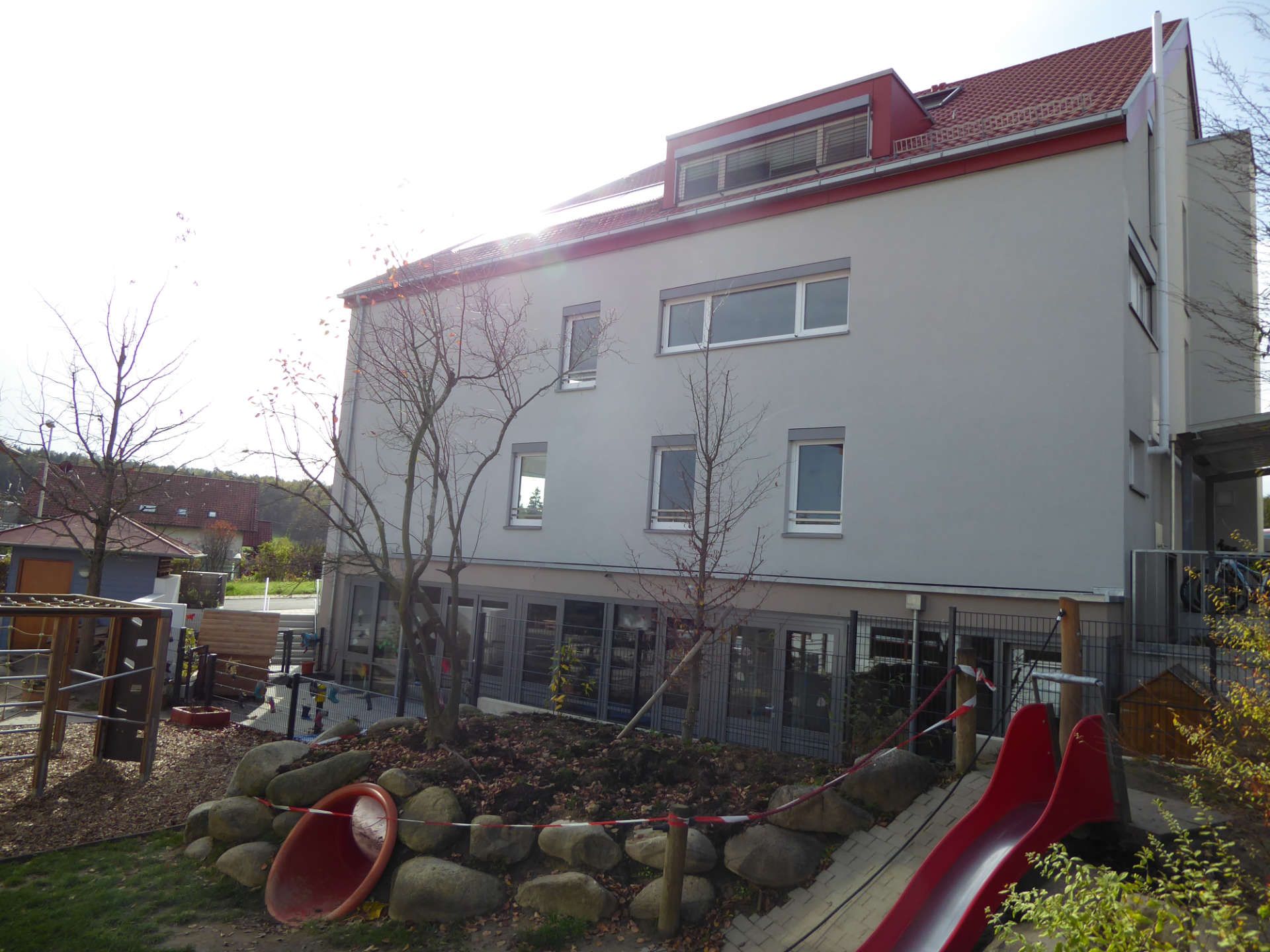 Außenansicht des Gebäudes mit Garten und Spielplatz der Krippe St. Franziskus