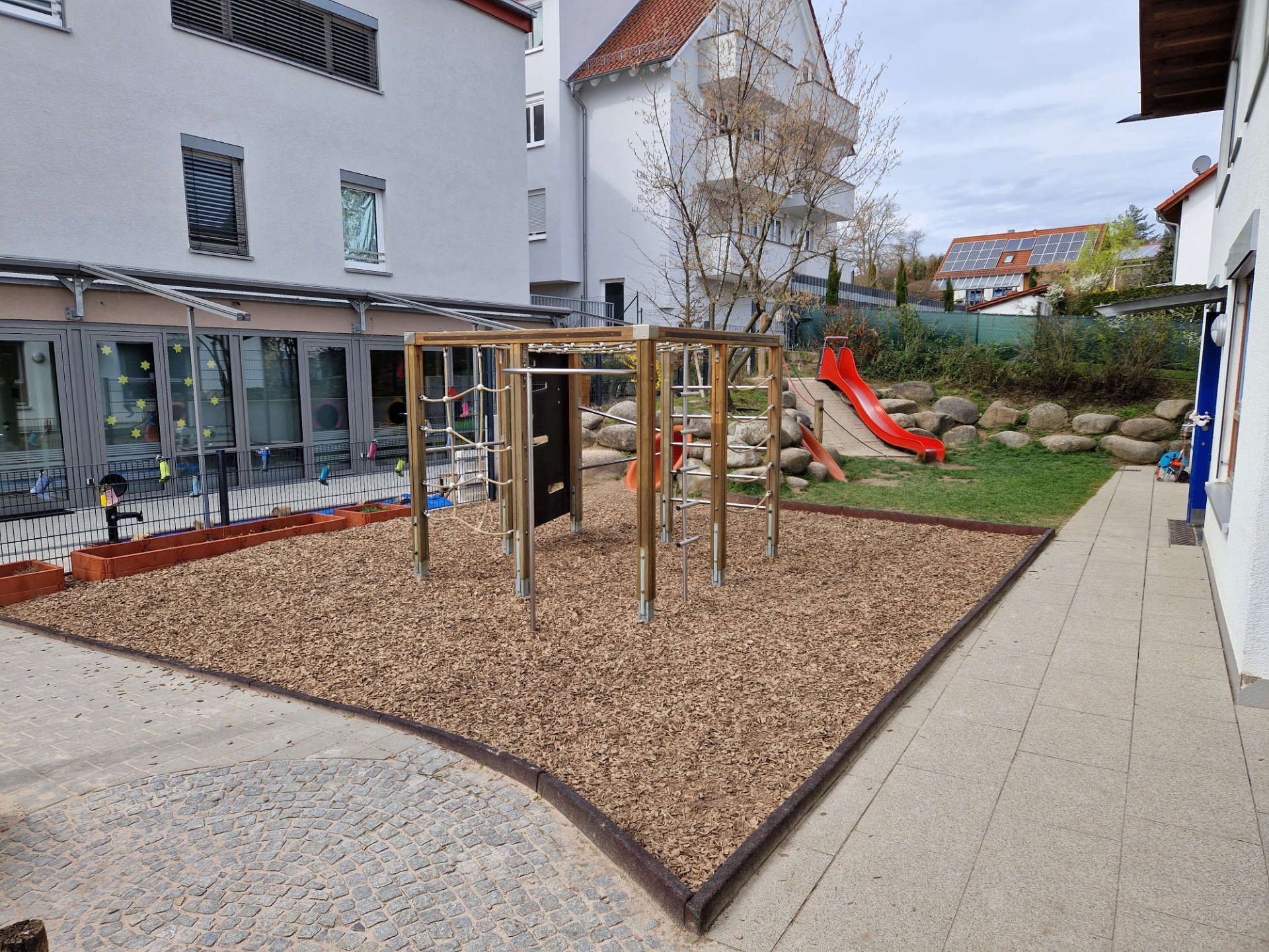 Klettergerüste und Garten der Kita St. Franziskus