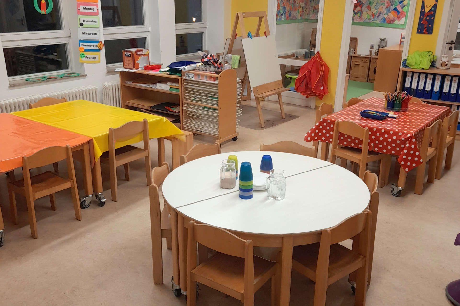 Spielzimmer und Esszimmer der Igelgruppe in der Kita St. Elisabeth