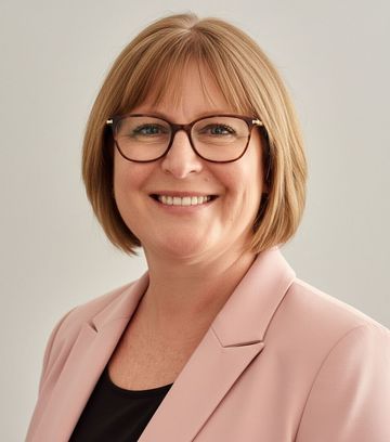 Un objectif d'appareil photo Zeiss Ikon vintage posé sur des touches de piano.