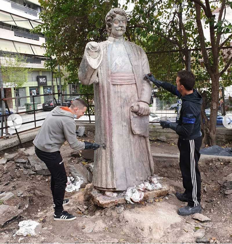 Καθαρισμός αγάλματος από γράφιτι