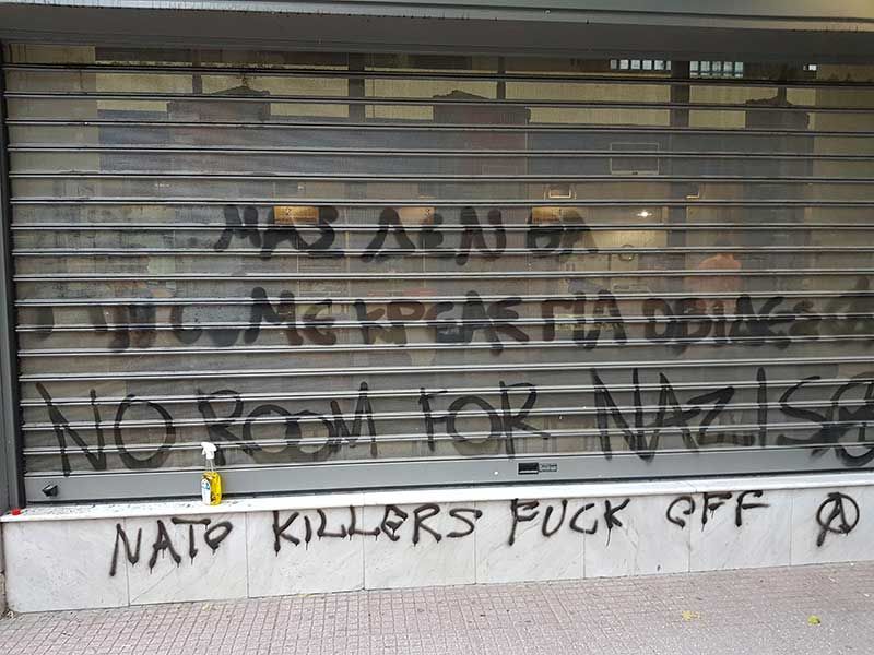 Πριν από τον καθαρισμό γράφιτι σε ταχυδρομείο