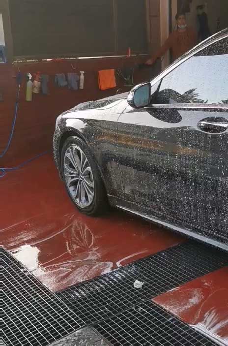 Υδροφοβικό αποτέλεσμα μετά από ανέπαφο καθαρισμό και κέρωμα σε audi