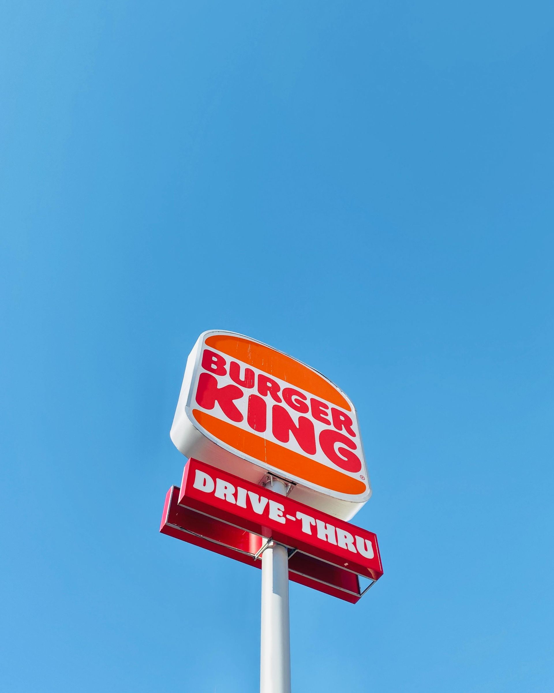 Letrero de Burger King para autos contra un cielo azul despejado