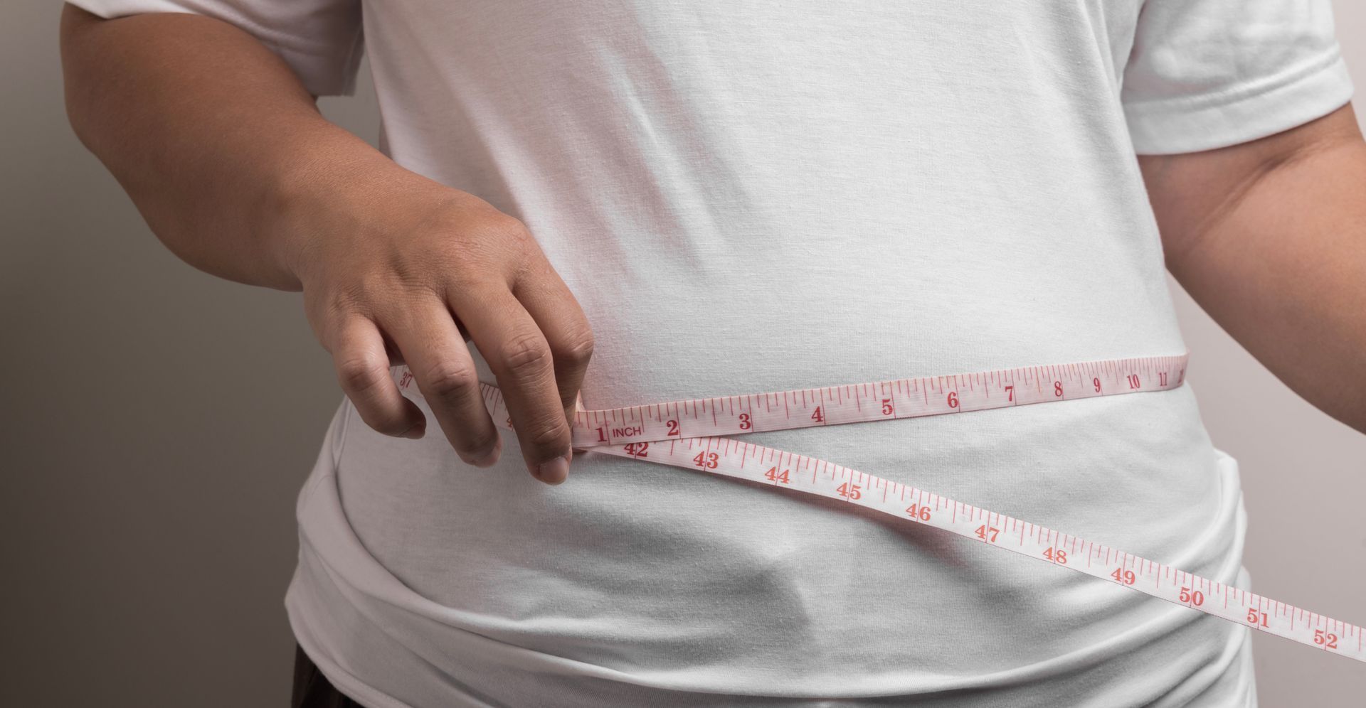 Massband an einem Bauch