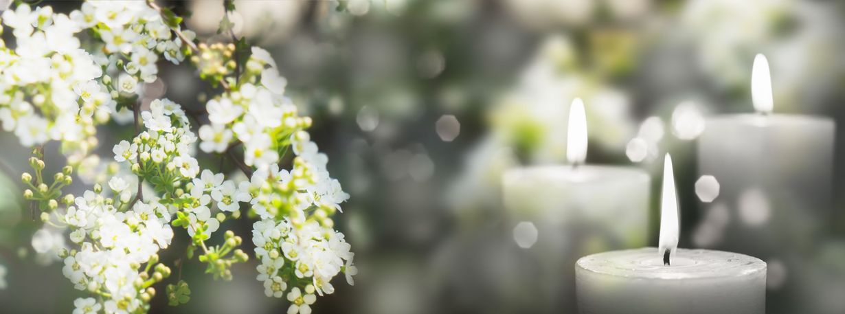 Des fleurs et des bougies allumées.