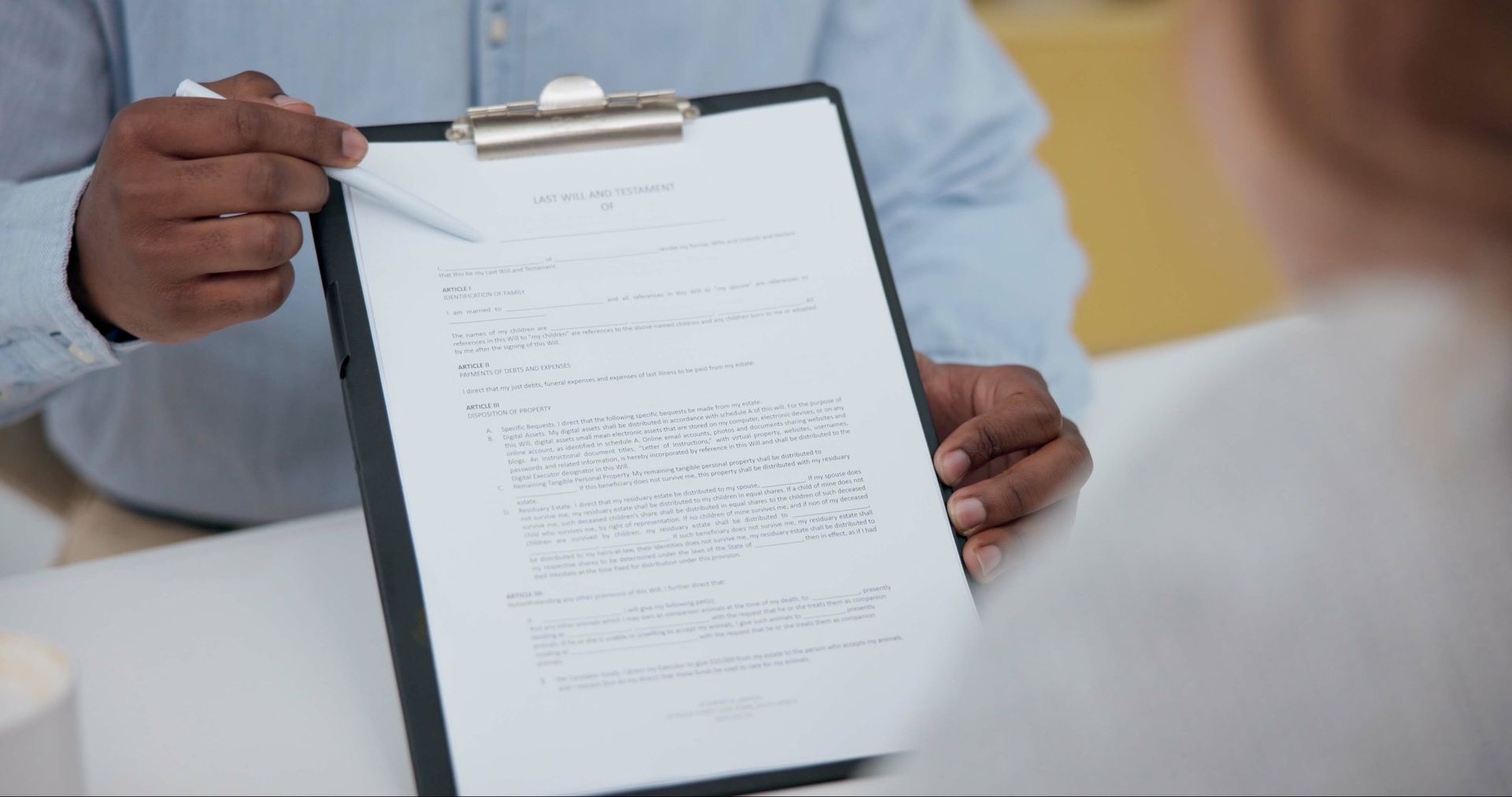 Une personne montrant un contrat.