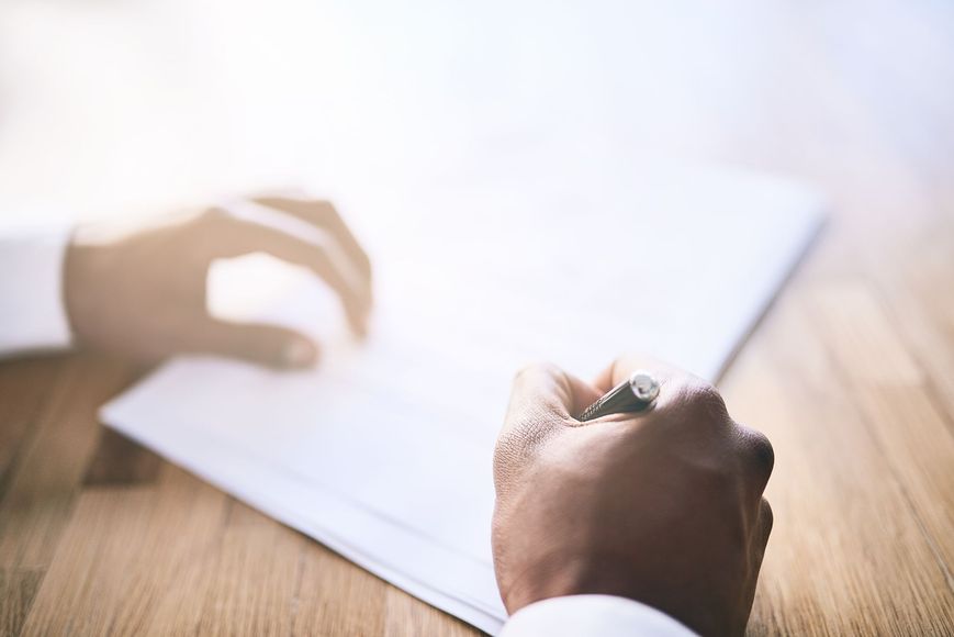 Une personne qui écrit un contrat.