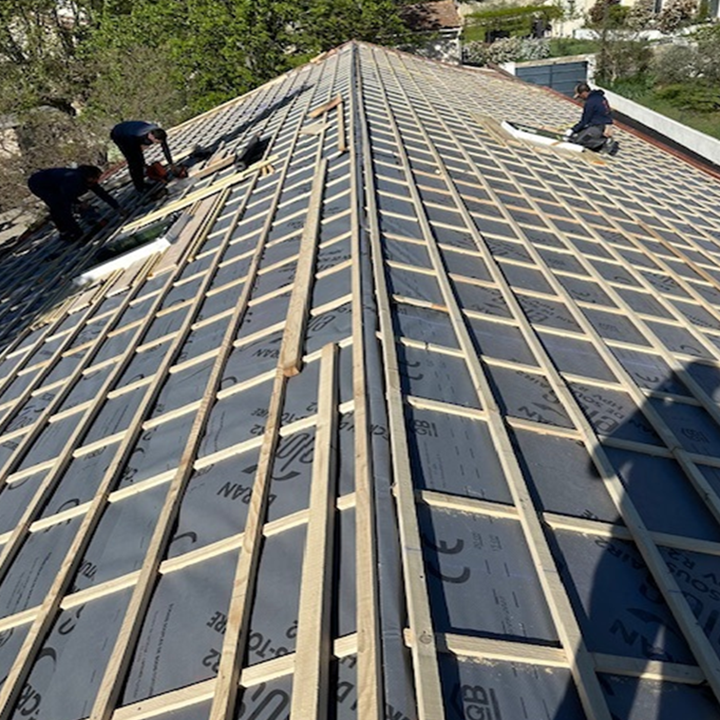 Mise en place de bâche de protection toiture