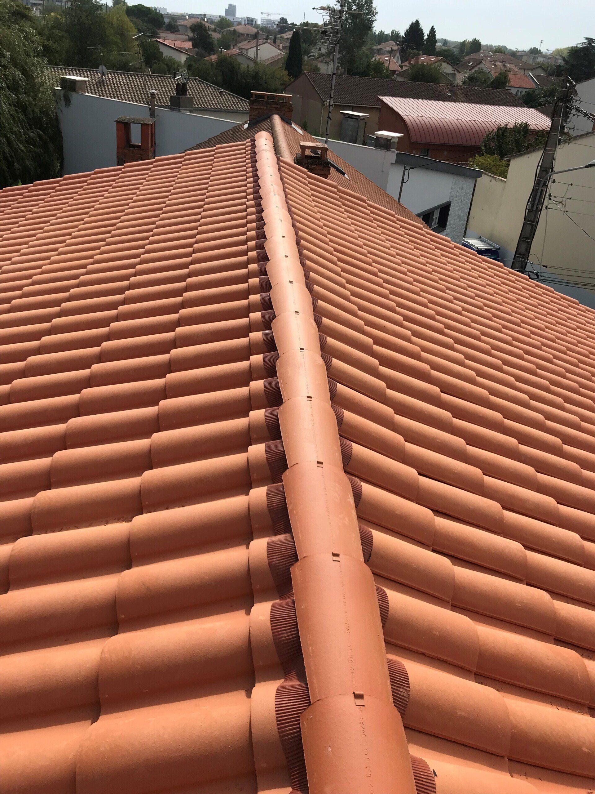 Couverture et faîtage en tuile