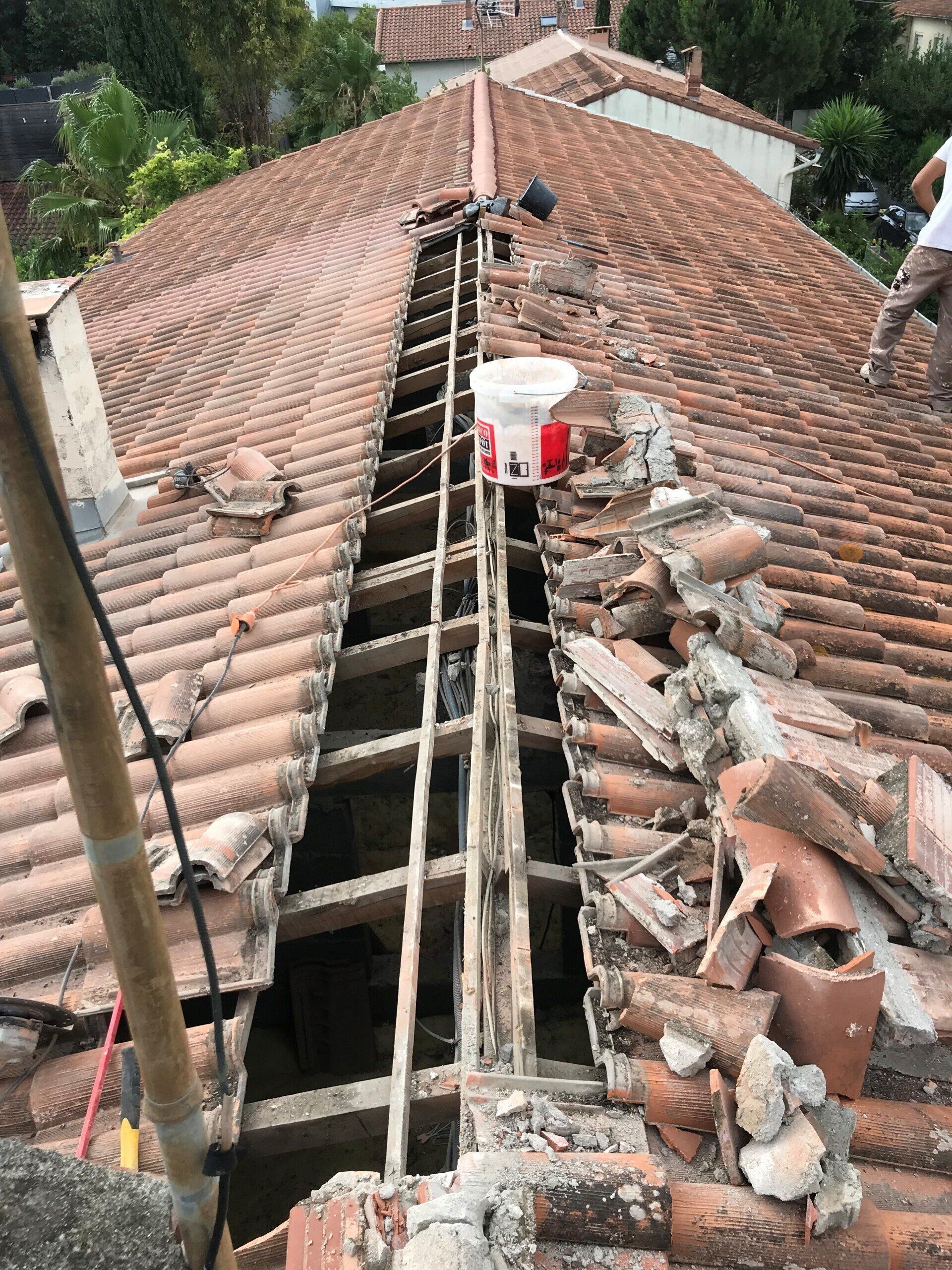 Toiture sans faîtage et en travaux