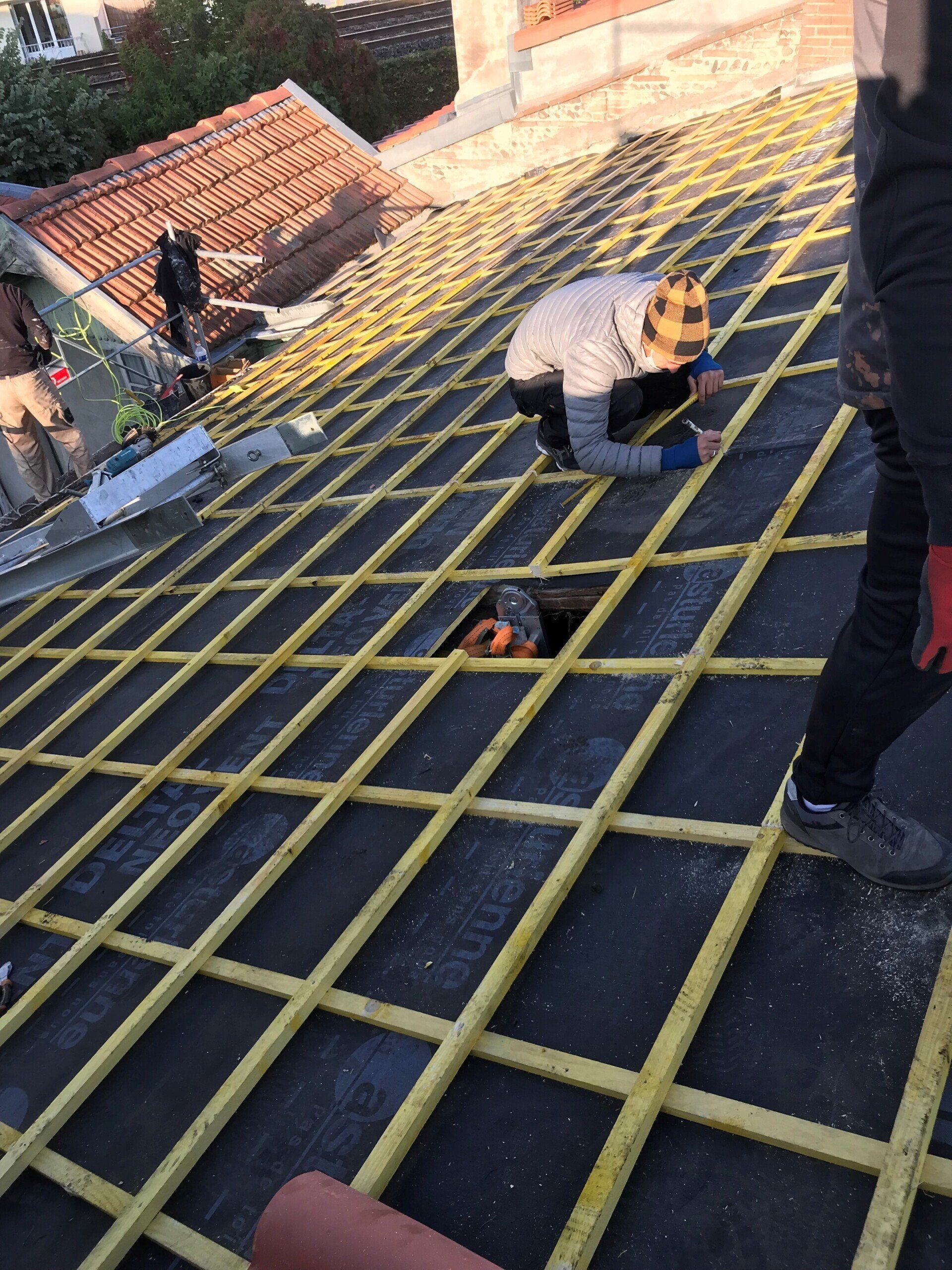 Lattes de bois traitées sur un toit