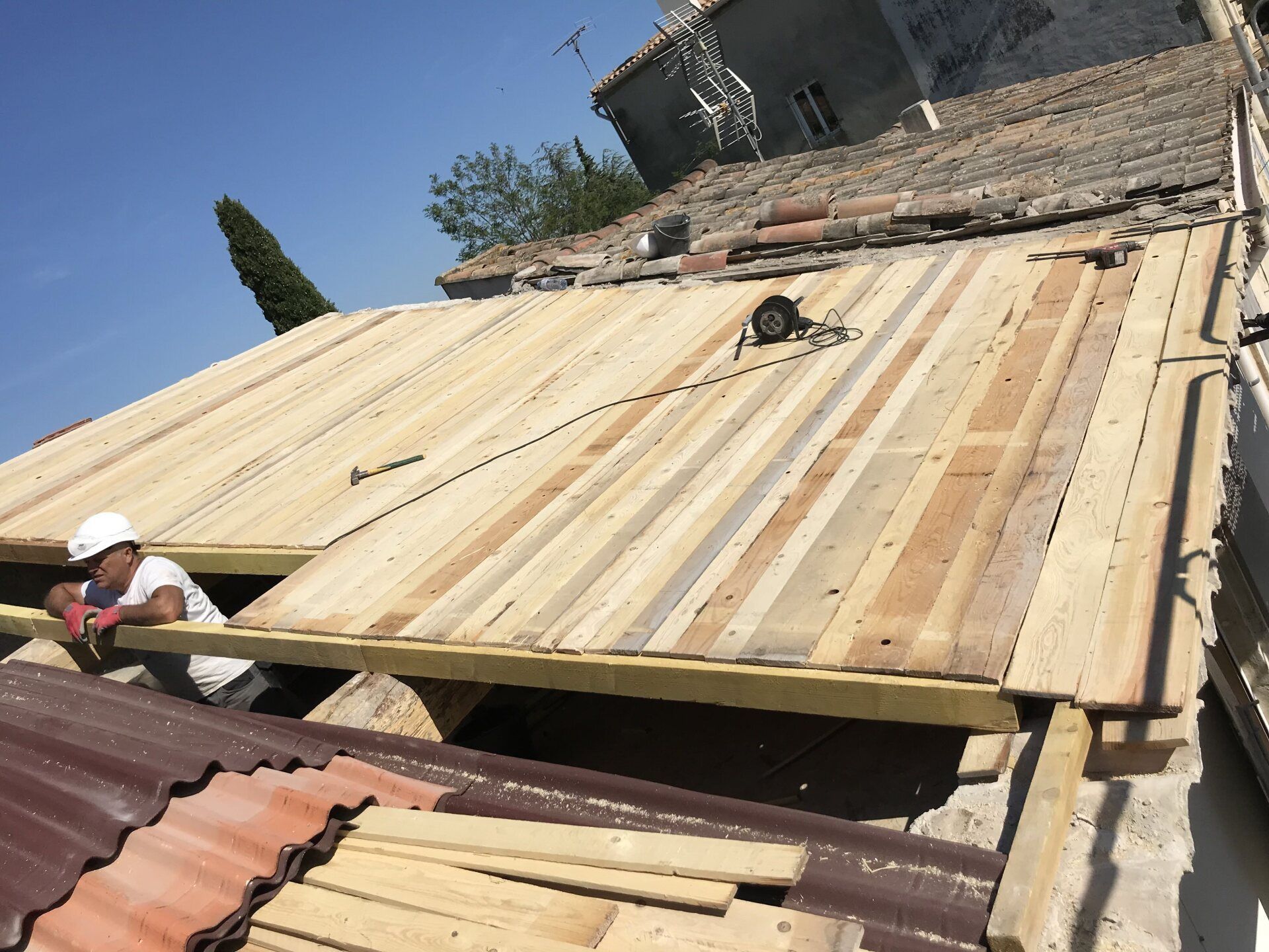 Panneau de bois sur un toit