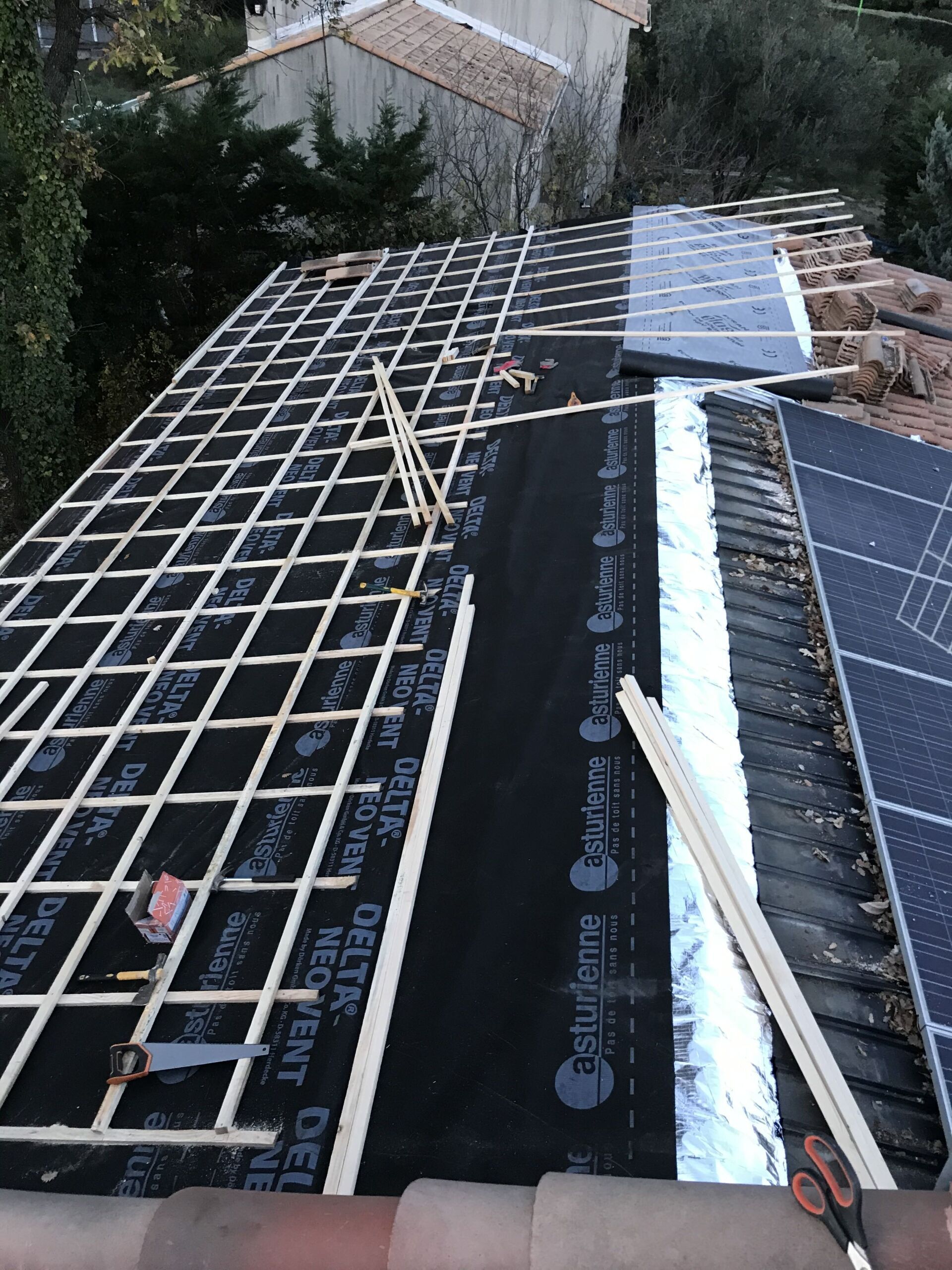 Isolation de toiture de couleur noire