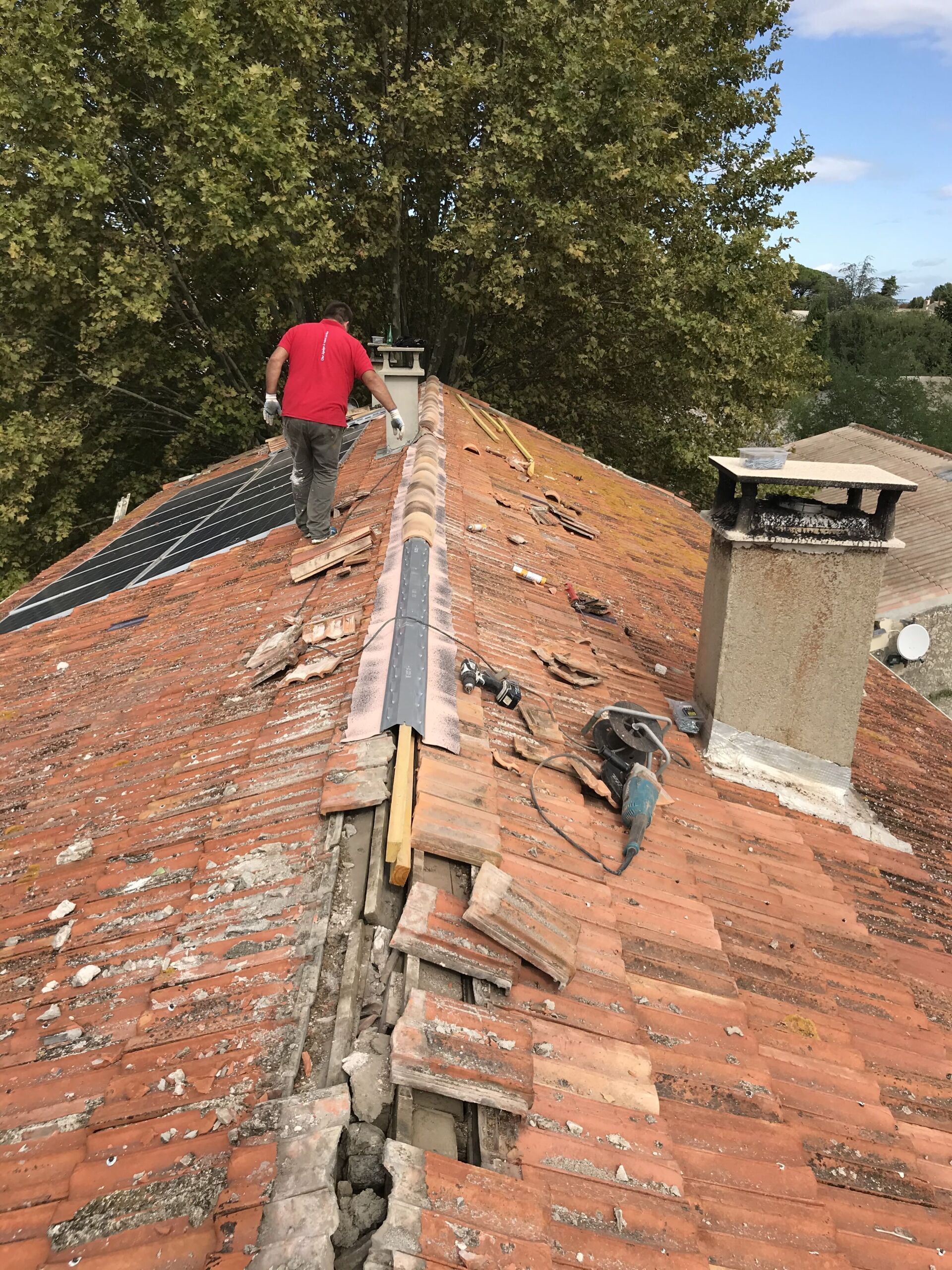 Artisan qui travaille sur un toit en cours de rénovation