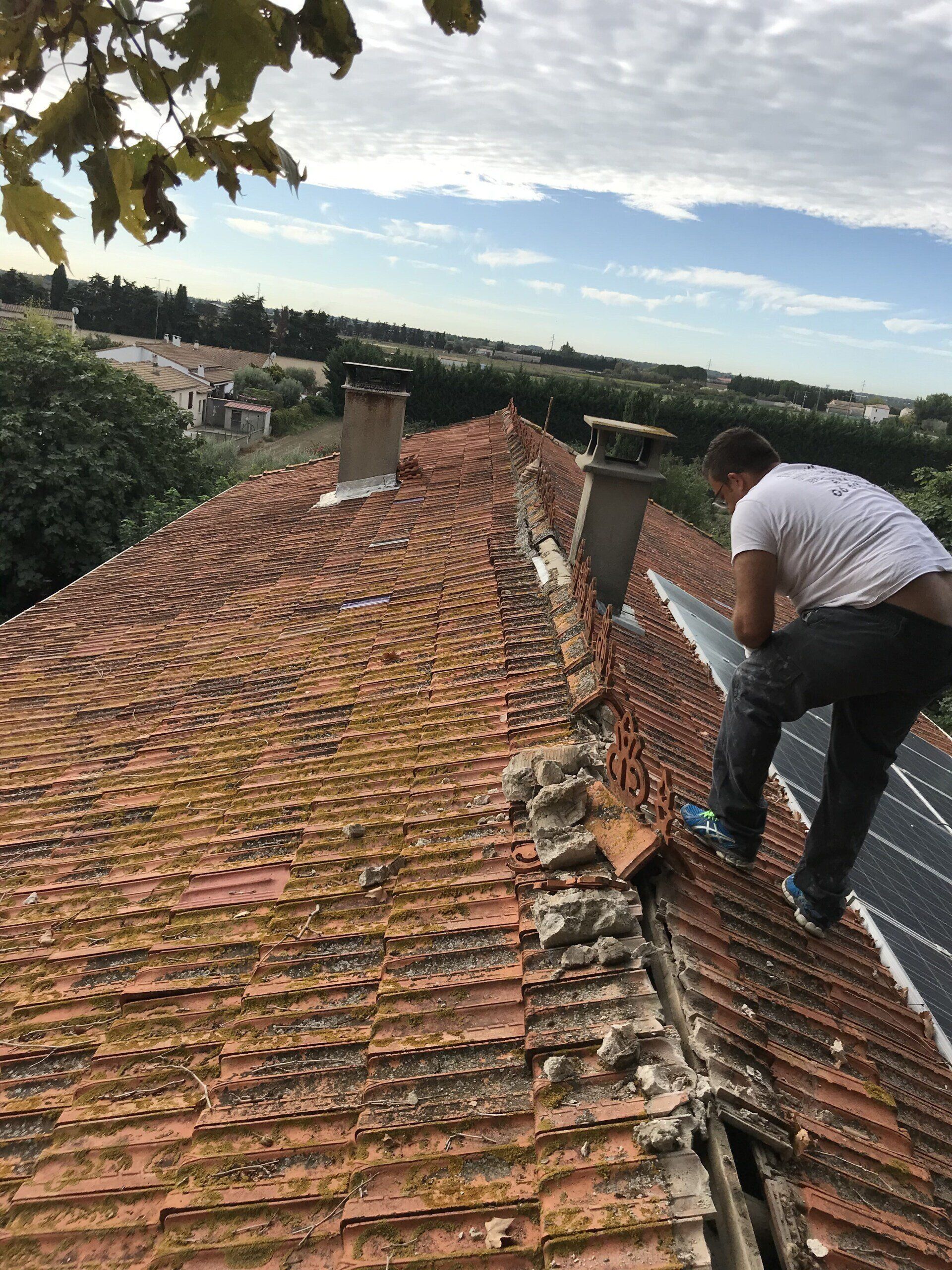 Artisan debout sur un toit