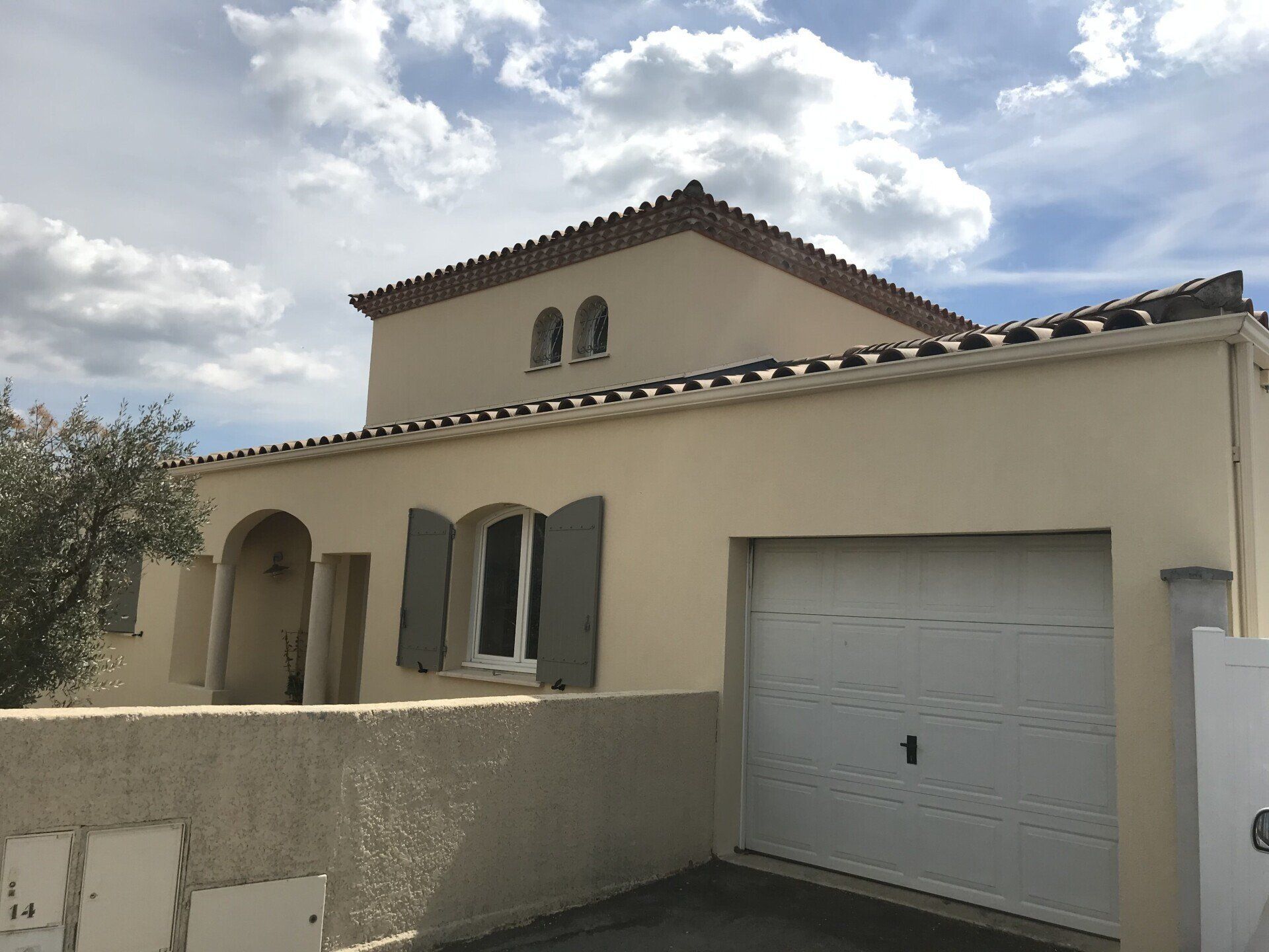 Maison avec une façade beige