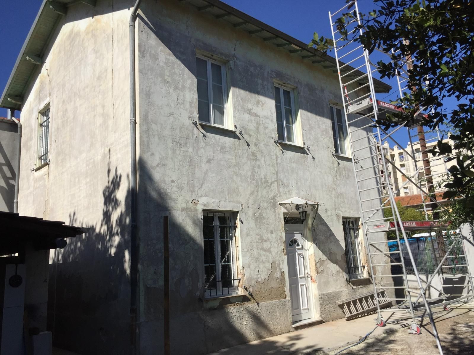 Échelle devant une façade