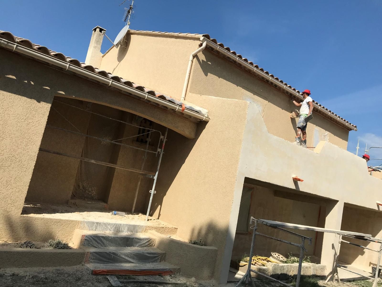 Façadiers qui travaillent sur une maison