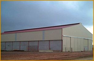 Un gran edificio con techo rosa y puertas corredizas.