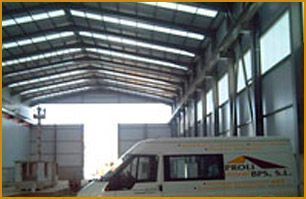 Una camioneta blanca está estacionada dentro de un gran edificio.