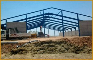 Un camión está estacionado frente a un edificio en construcción.