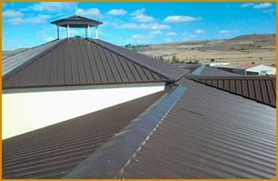 Un techo de metal marrón con una cúpula en la parte superior.