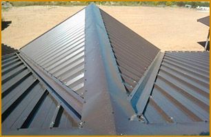 Un techo de metal negro con una esquina en forma de triángulo.