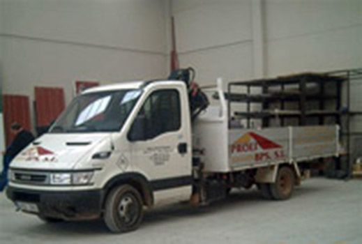 Un camión blanco con la palabra iveco en el costado