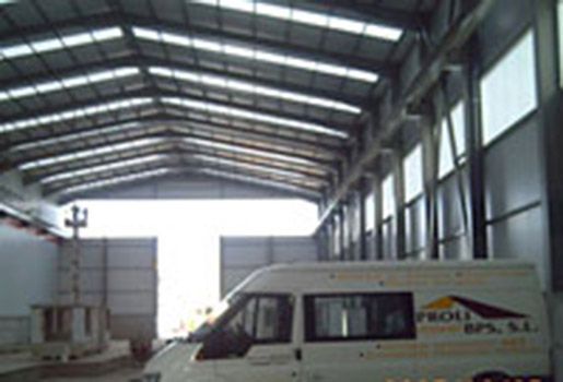 Una camioneta blanca está estacionada dentro de un gran edificio.