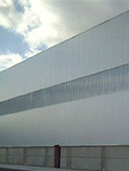 Un gran edificio blanco con muchas ventanas en un día nublado.