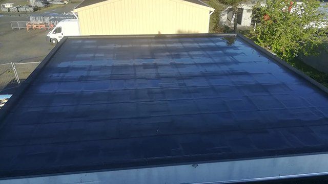 Étanchéité autoprotégée et pose de protection lourde par gravillon