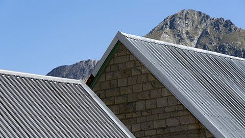 Bâtisse de montagne avec toiture en bac acier
