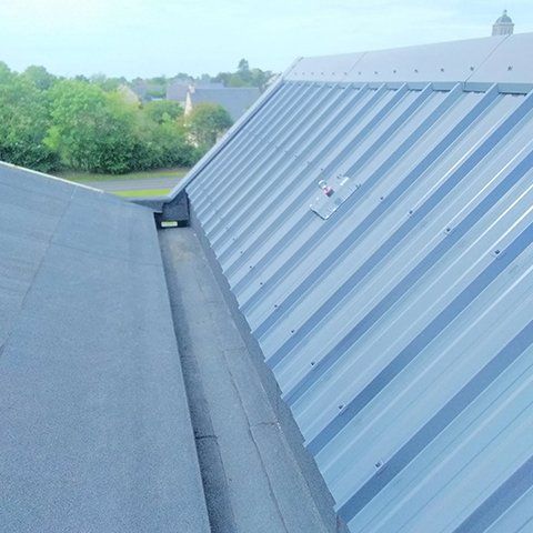 Réalisation d’une couverture bac acier double peau, étanchéité autoprotégée et bardage