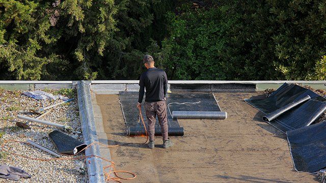 Ouvrier s’occupant de l’étanchéisation d’un toit-terrasse