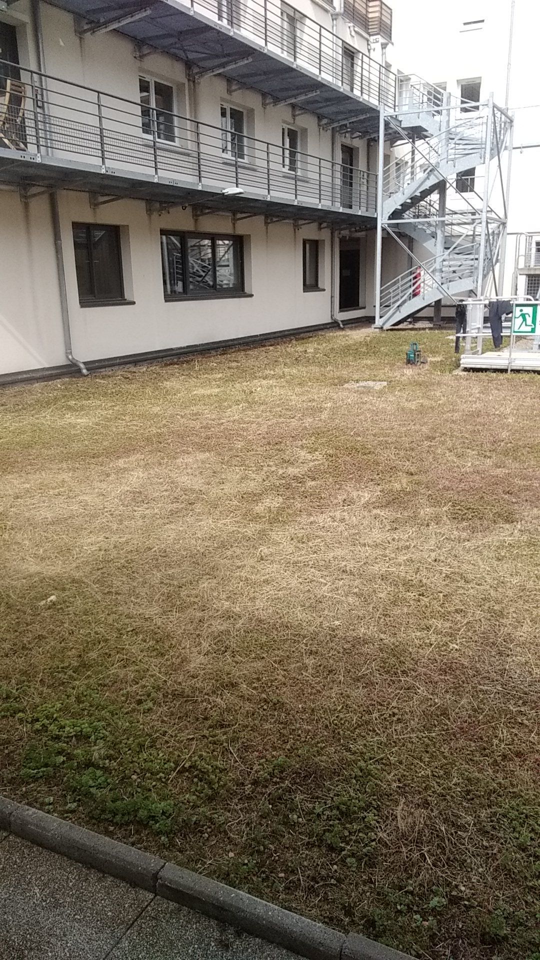Après l'entretien d'une toiture-terrasse à Caen