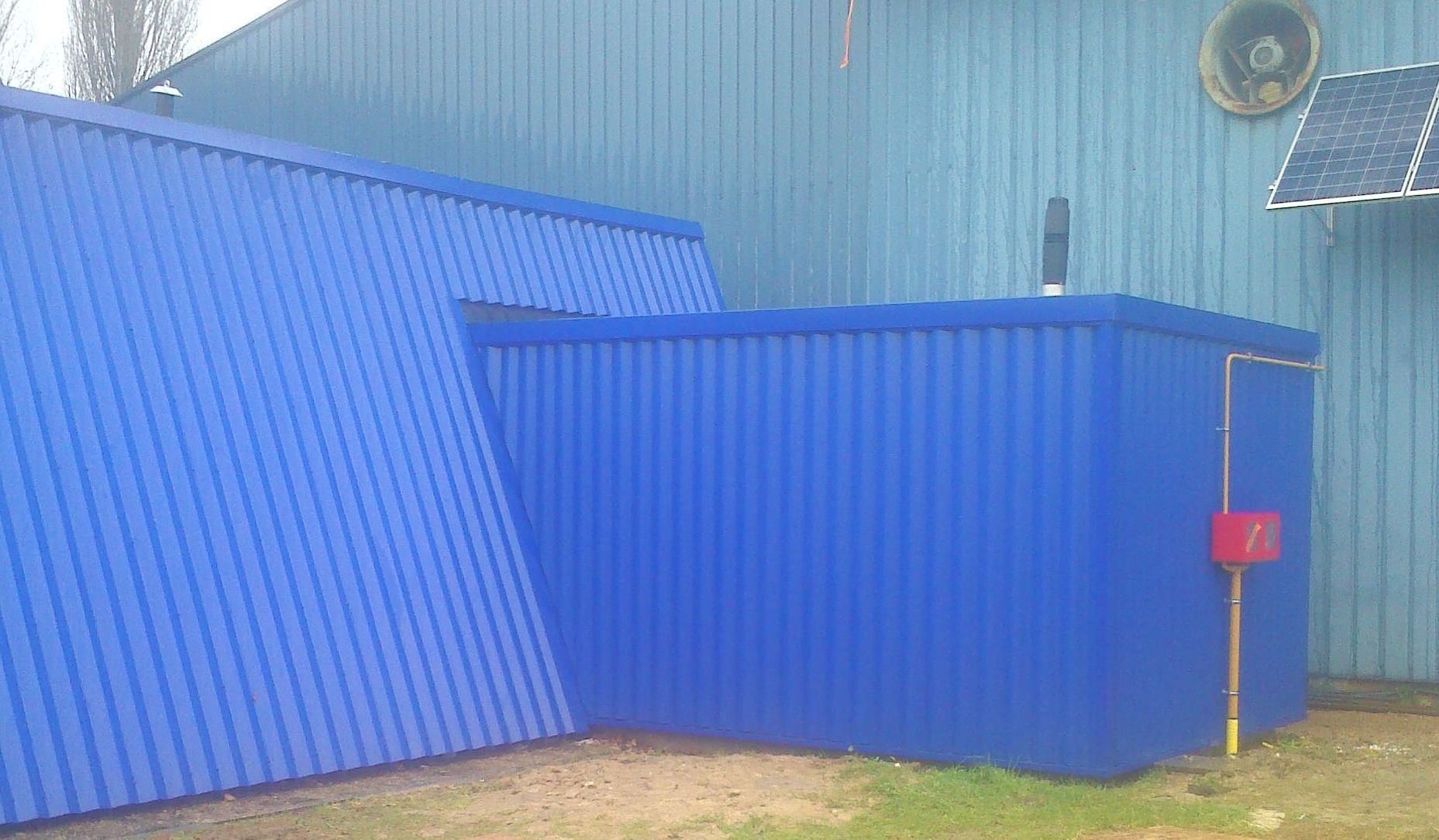 Bardage métallique bleu extérieur d’un complexe sportif